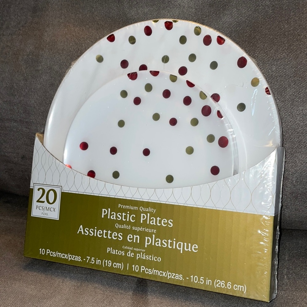 Premium quality plastic plates.​